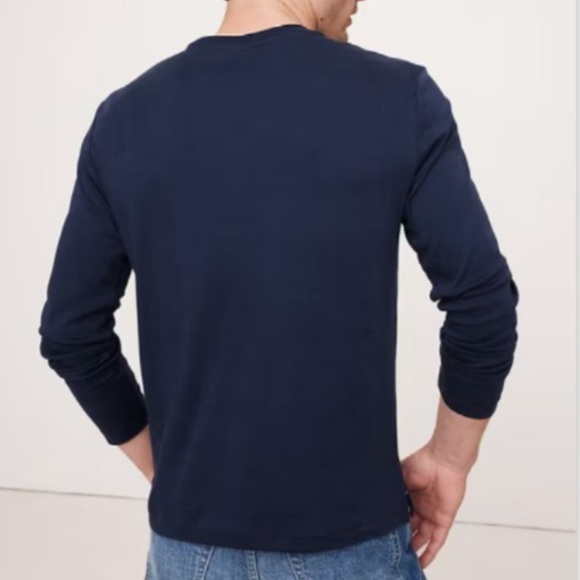 NWT Banana Republic Navy Luxury Touch Performance Crew Neck Shirt Men's Size M - Picture 2 of 2